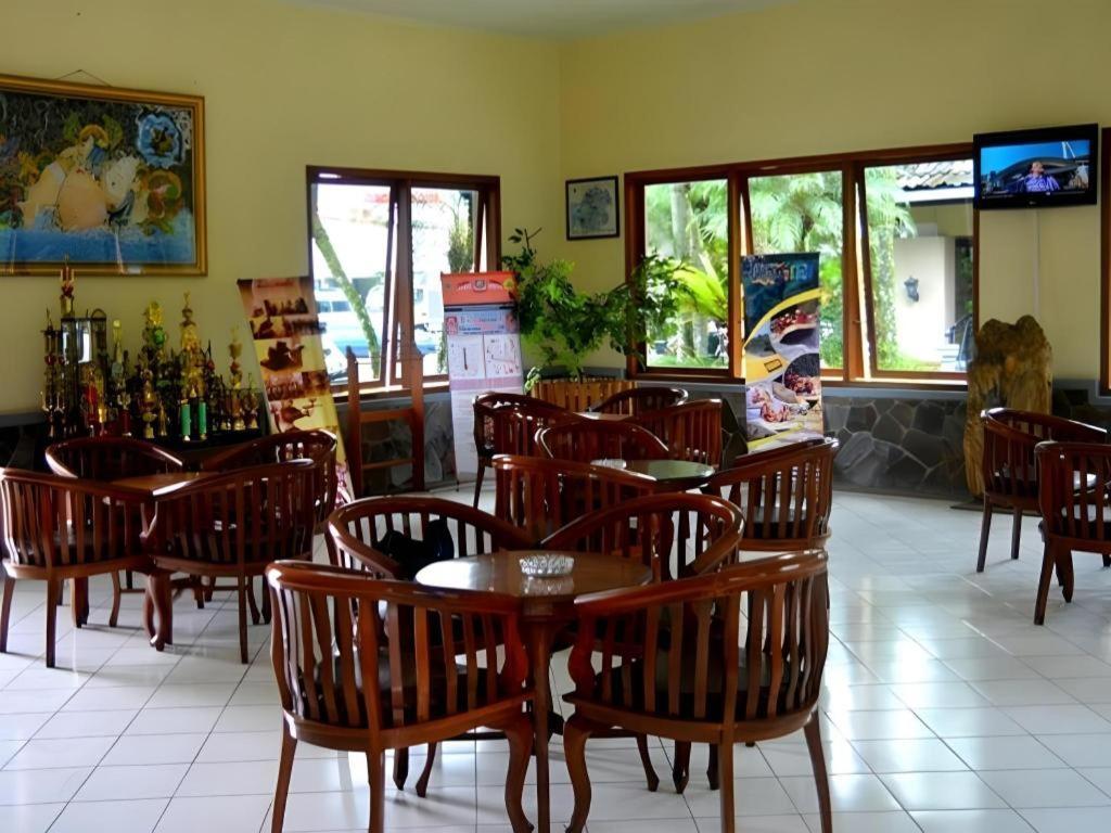 Augusta Sukabumi Hotel Extérieur photo