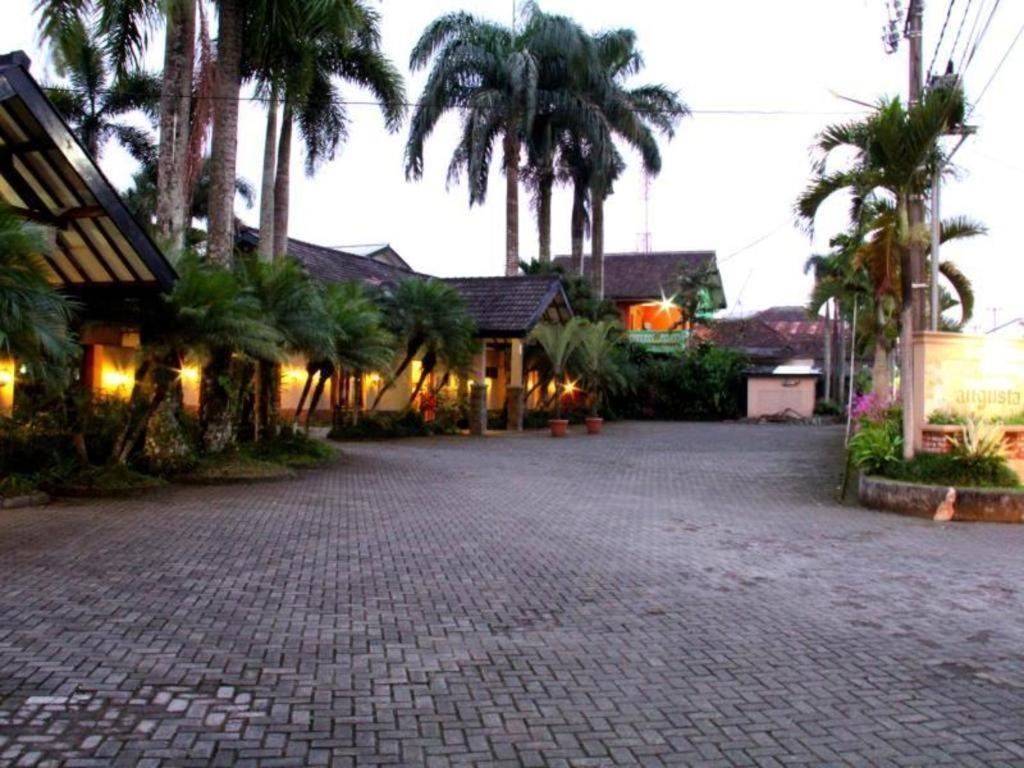 Augusta Sukabumi Hotel Extérieur photo