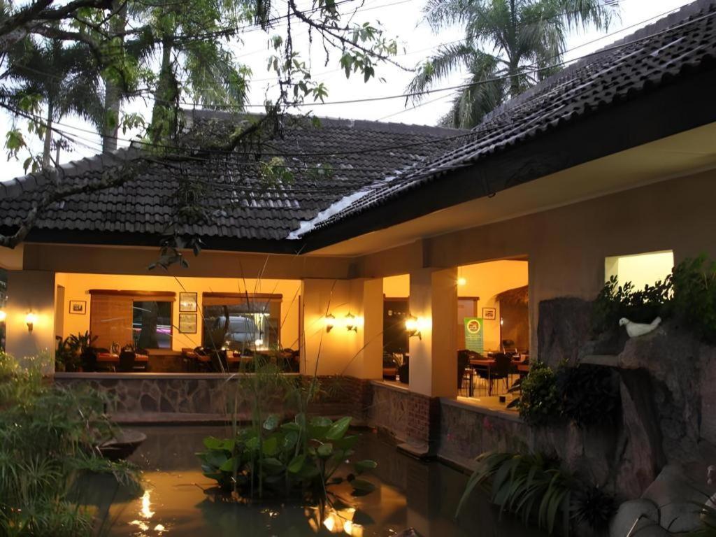 Augusta Sukabumi Hotel Extérieur photo