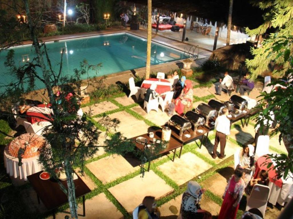 Augusta Sukabumi Hotel Extérieur photo