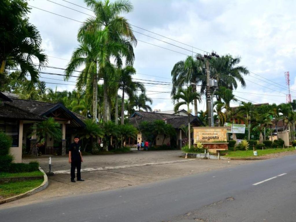 Augusta Sukabumi Hotel Extérieur photo