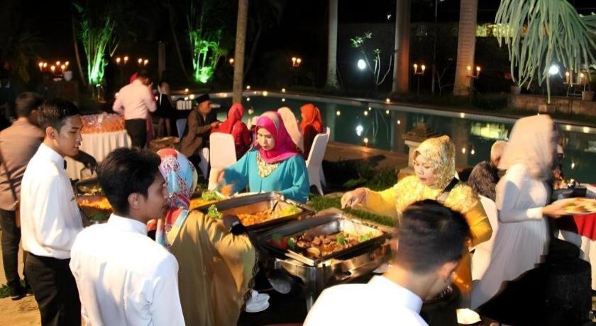 Augusta Sukabumi Hotel Extérieur photo