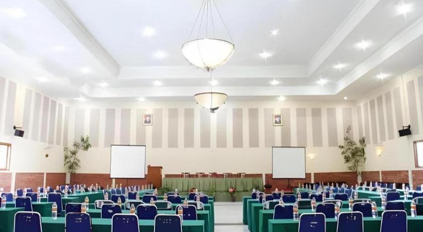 Augusta Sukabumi Hotel Extérieur photo