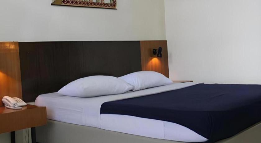 Augusta Sukabumi Hotel Extérieur photo