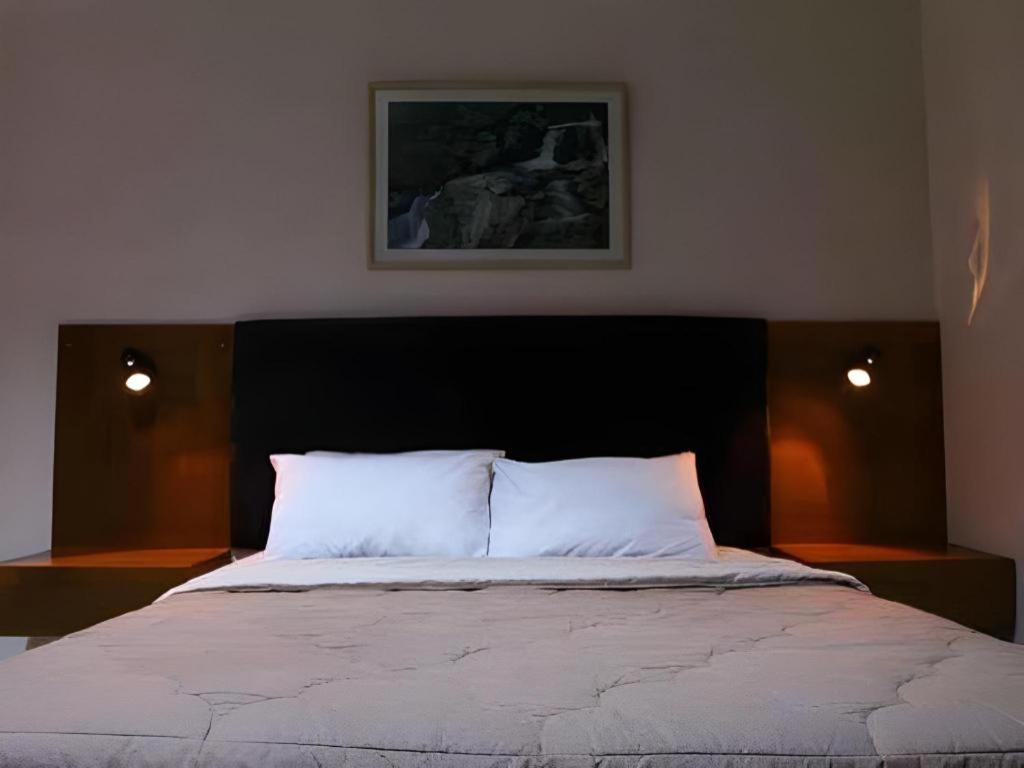 Augusta Sukabumi Hotel Extérieur photo